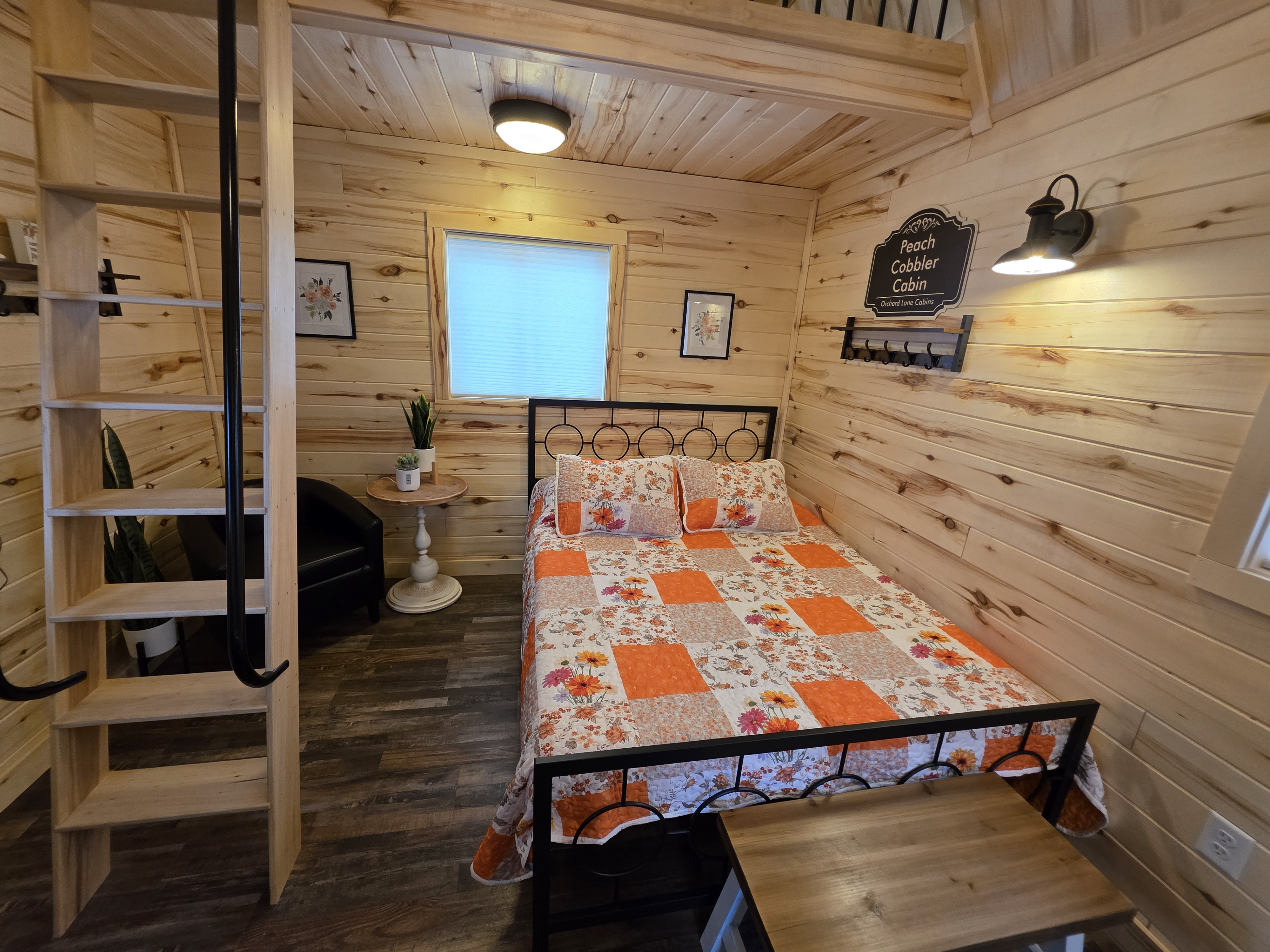 Main level queen bed in Peach Cobbler Cabin